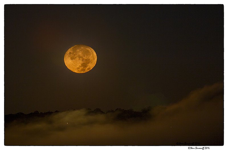 _6SB0777_2 super full moon in fog.jpg